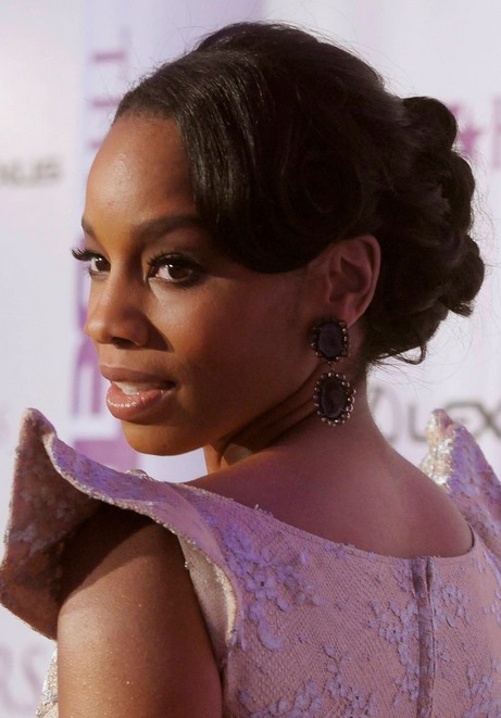 Anika Noni Rose Lage Bun Updo voor Prom