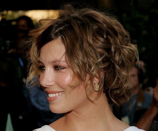 Jessica Biel frisure: Chic Updo med vilde låse