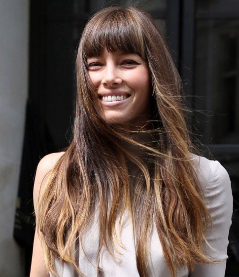 Jessica Biel Long Hairstyle: suora hiustenleikkaus paksulla Otsatukalla