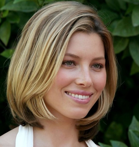 Jessica Biel Mid-Length frisyr: blond Bob med sidoseparation