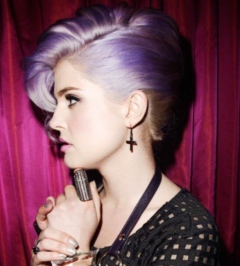 Kelly Osbourne účesy: Edgy-chic Side-parted účes