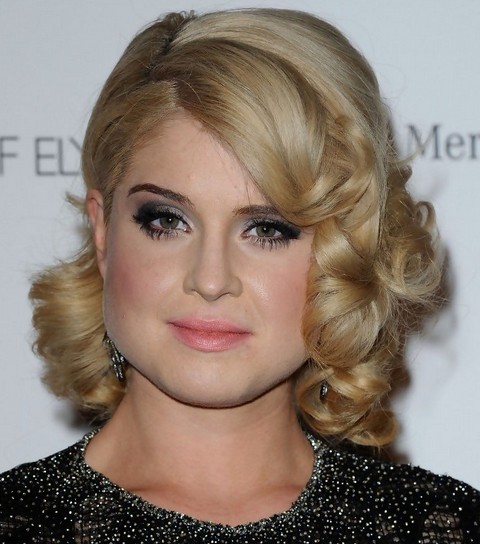 Kelly Osbourne frisyrer: eleganta medelstora lockar