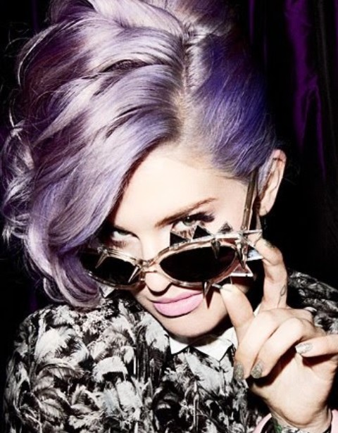 Kelly Osbourne Frisuren: Lavendel lockige Frisur