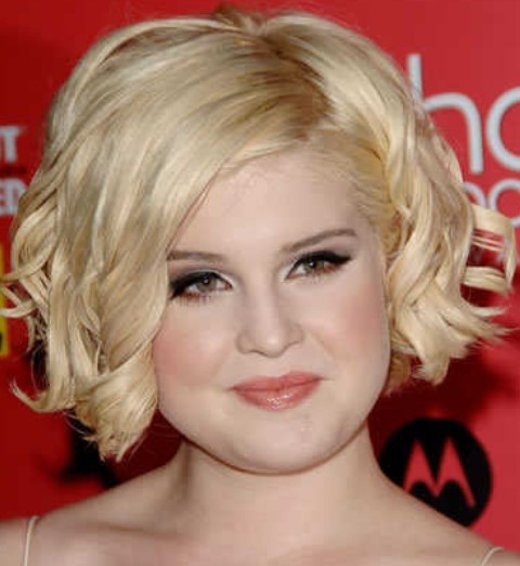 Kelly Osbourne frisurer: Side-parted kort bølget Haircut