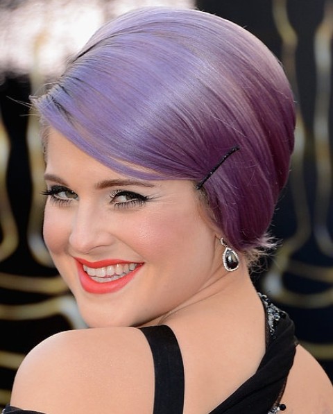  Kelly Osbourne účesy: elegantní Bobby připnul Updo