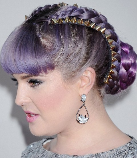 Kelly Osbourne Frisuren: Super-schicke geflochtene Hochsteckfrisur mit stumpfem Pony