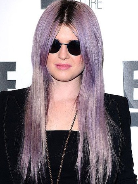 účesy Kelly Osbourne: Super-rovný účes se středovými ofinou