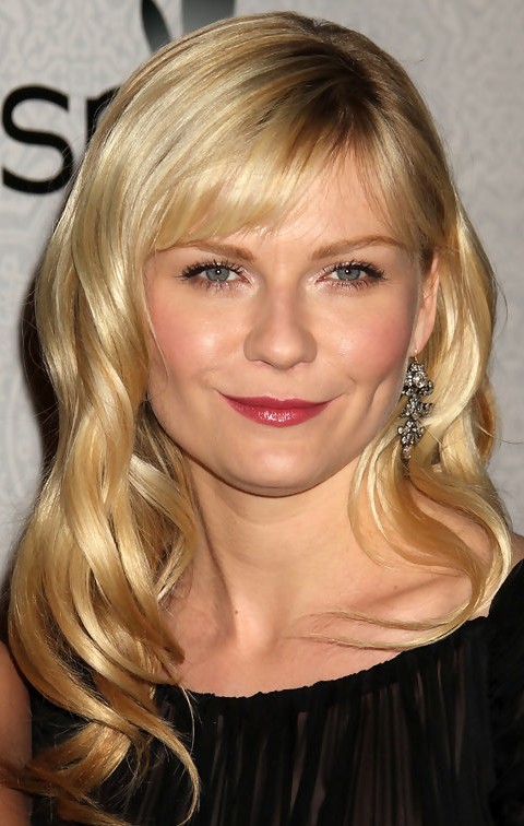 Kirsten Dunst frizurák: csiszolt közepes hullámok