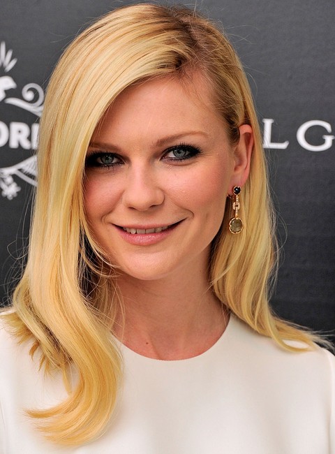 Kirsten Dunst frizurák: elég hosszú oldalsó elválasztott frizura