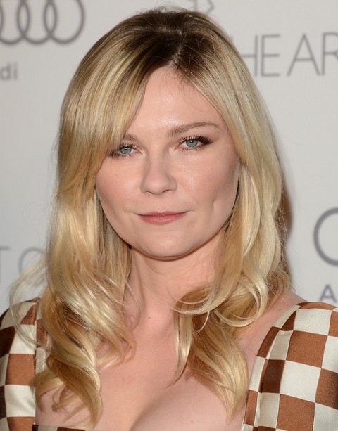 Kirsten Dunst frizurák: oldalra osztott közepes fürtök