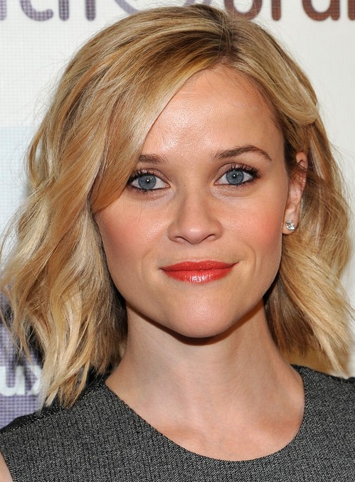 Reese Witherspoon účes střední délky: 2014 Jemné vlny