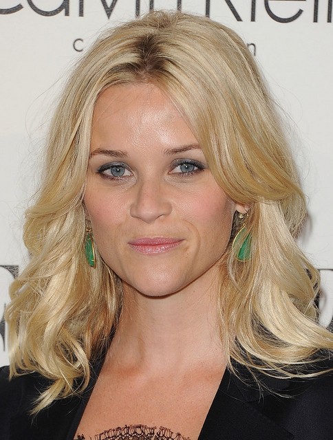 Reese Witherspoon Mellemlangt hår frisure: Reese Witherspoon mellemlangt hår: Blonde bølger