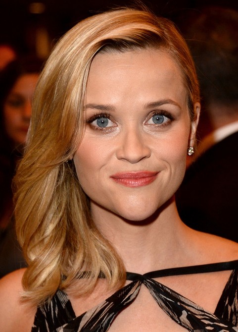 Reese Witherspoon účes střední délky: Středně dlouhý účes: lehce zvlněné vlasy