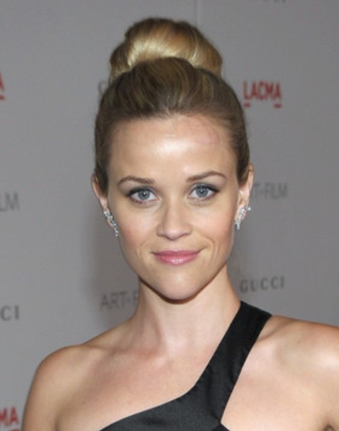 Reese Witherspoon Hochsteckfrisur: Klassischer Dutt