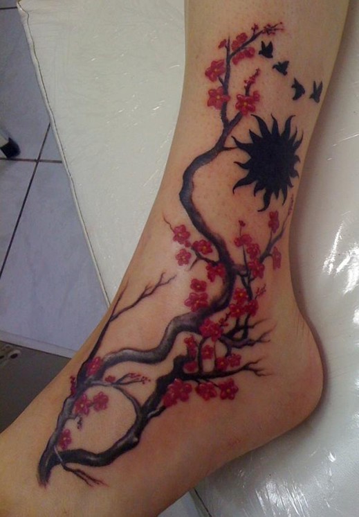 Dessins de tatouages: Tatouages de fleurs de cerisier impressionnants à pied