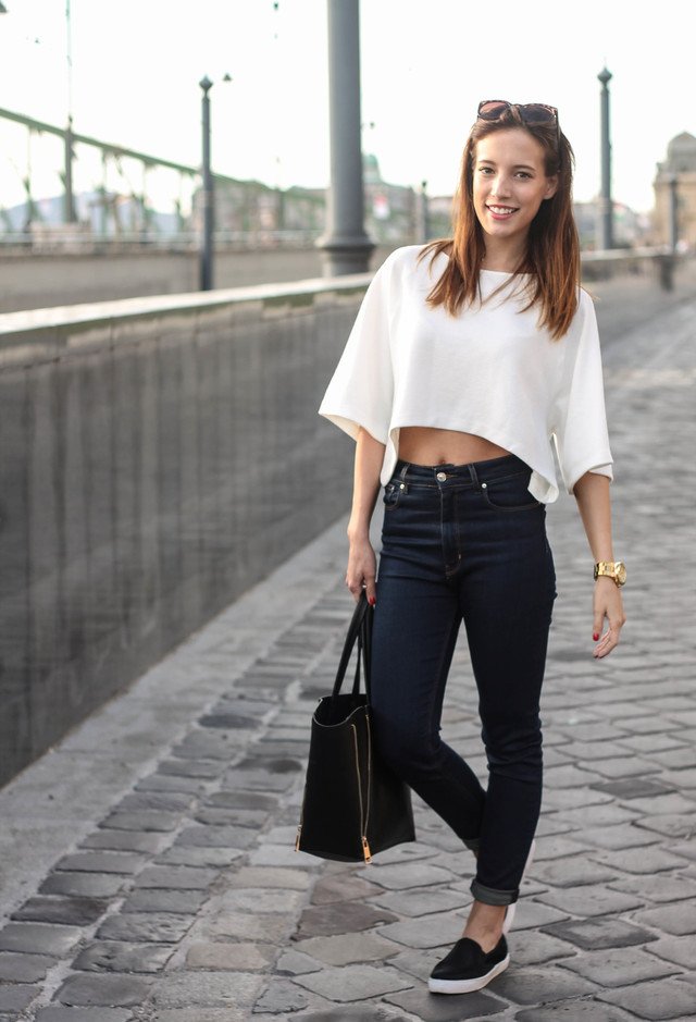 high waisted jeans casual outfit