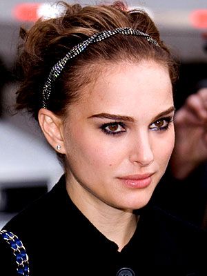 Einfache Hochsteckfrisur für Natalie Portman Frisuren