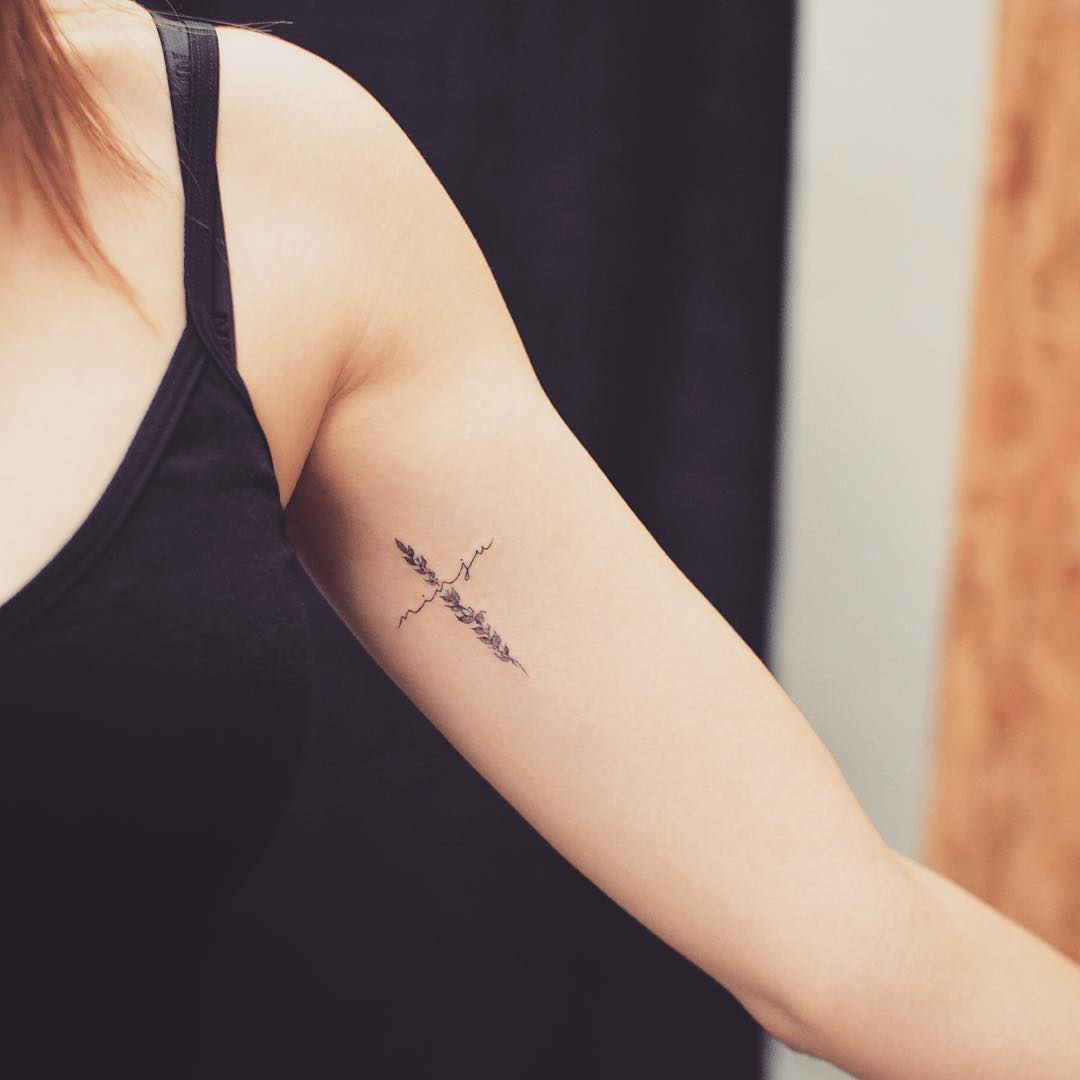 25 Cute Small Feminine Tattoos For Women 2020 Tiny Meaningful Tattoos 