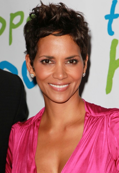 Low Key Short Messy Pixie Hairstyle for Women - Halle Berry Hairstyles ...