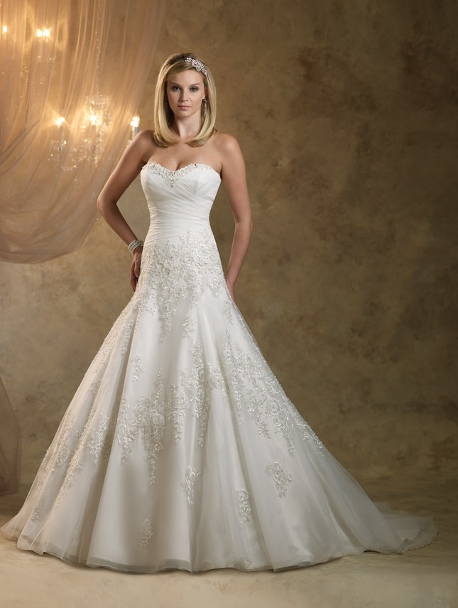 Looking for Your Dream Traditional Royal Wedding Dress? - Pretty Designs