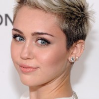 Miley Cyrus: Platinum Blonde Ombre Short Hairstyle