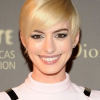 Anne Hathaway Short Haircut: Blond Sleek Pixie Cut with Long Side Bangs