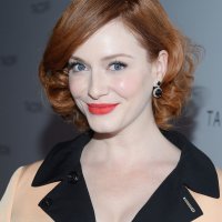 Christina Hendricks‘ Short Curly Hairstyle：Red And Bright