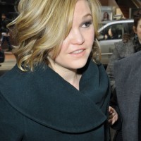 Julia Stiles’ Short Curly Hairstyle: Shiny and Soft