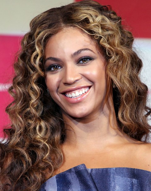 Beyonce Hairstyles: Gorgeous Center-parted Long Curls - Pretty Designs