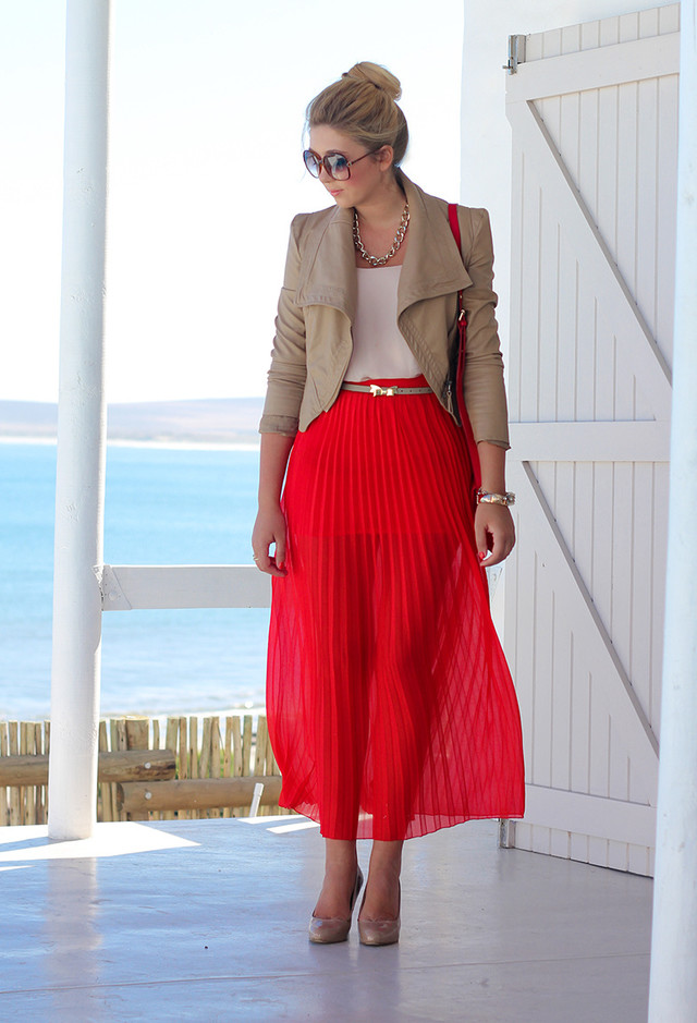 Красная юбка в складку с чем носить