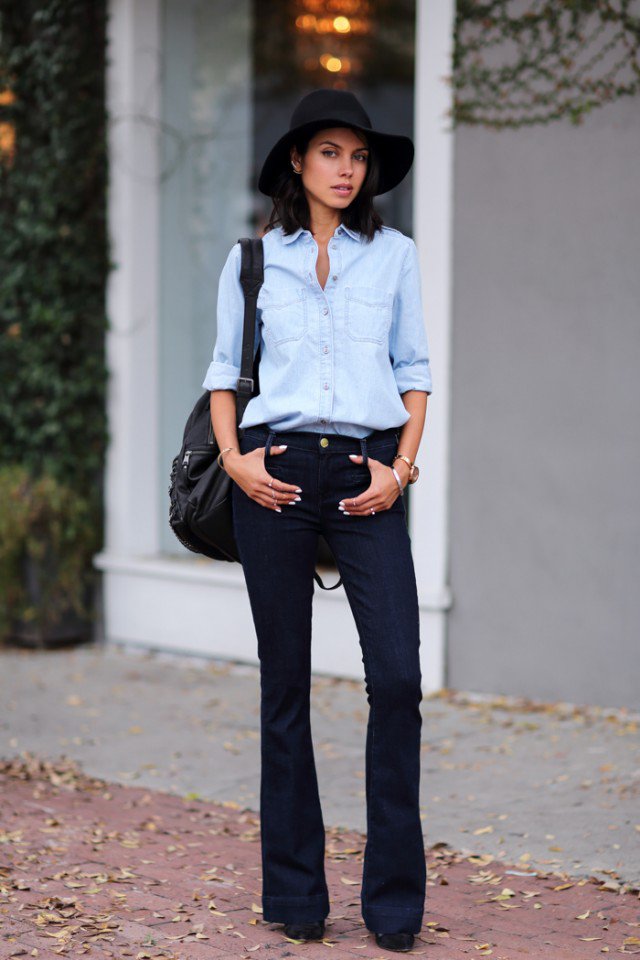 Синие джинсы с черной рубашкой женские