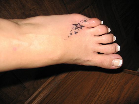 22 tiny foot tattoos that will make you want to wear sandals all year round