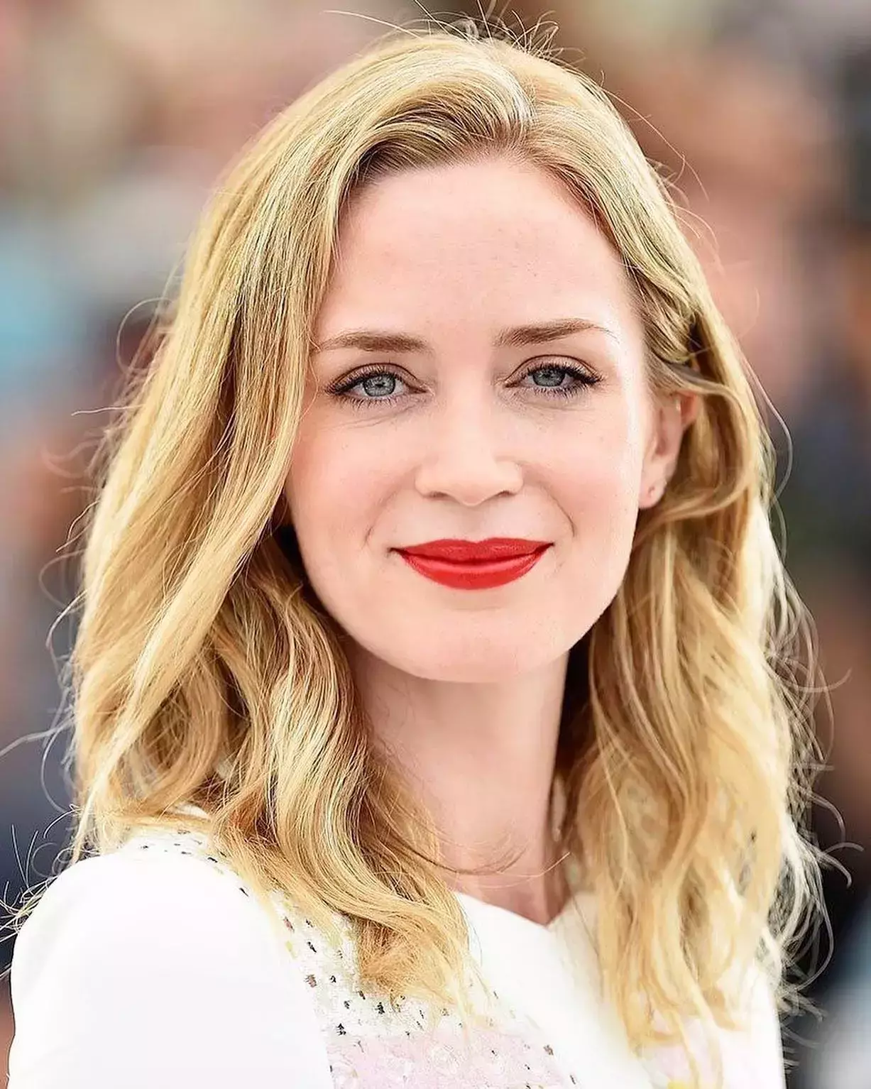 Emily Blunt Hairstyles and Outfit Ideas