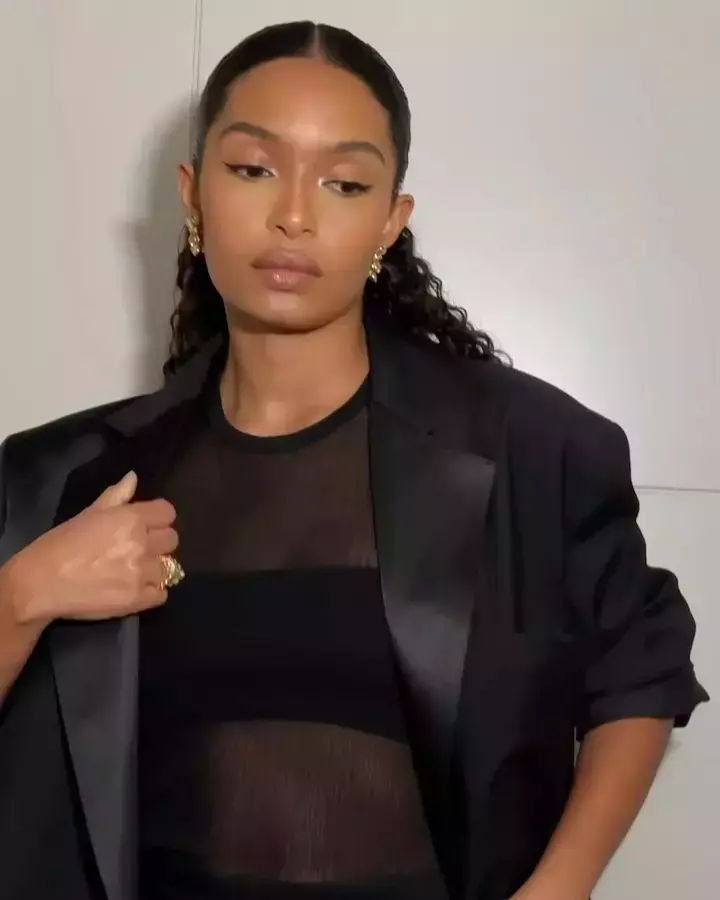 Yara Shahidi Hairstyles and Outfits