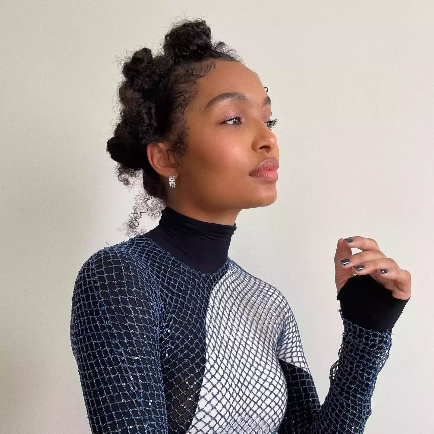 Yara Shahidi Hairstyles and Outfits