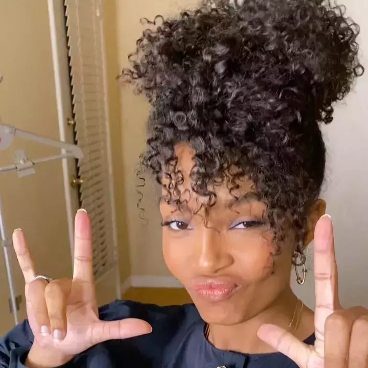 Yara Shahidi Hairstyles and Outfits